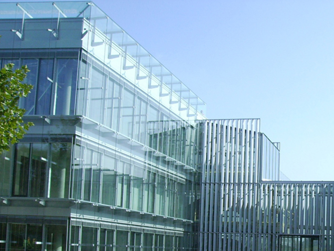 Glasdach und Glasfassade mit Stahlunterkonstruktion